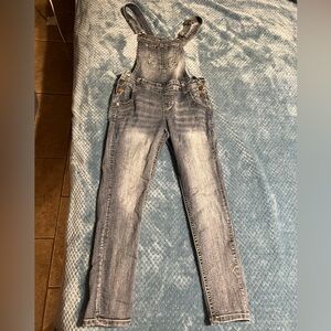 ⚡️ Skinny jeans over alls